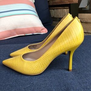 Carvela yellow crocodile heel pumps NEW size 39 (US size 8).